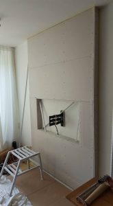 Comment fixer un support TV sur placo